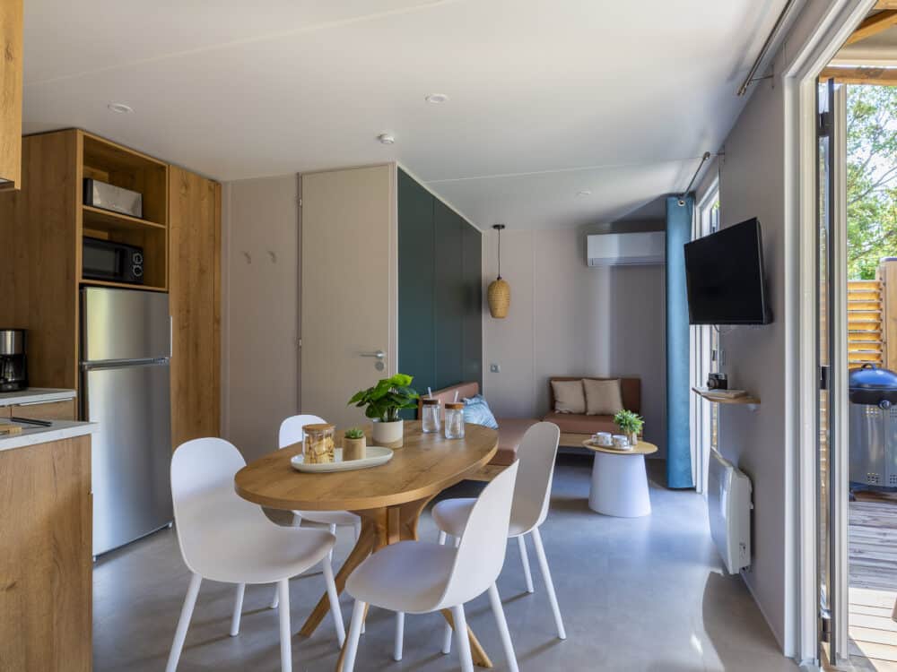 Modernes Interieur mit heller Küche und Wohnzimmer.