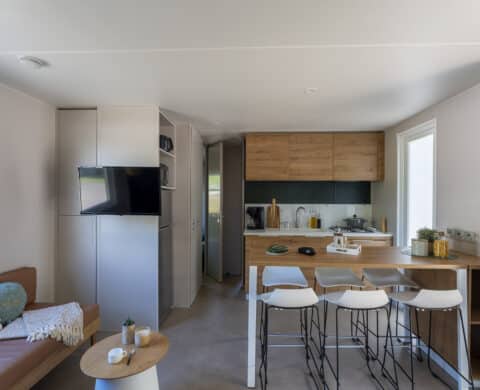 Cuisine moderne avec coin salon accueillant.