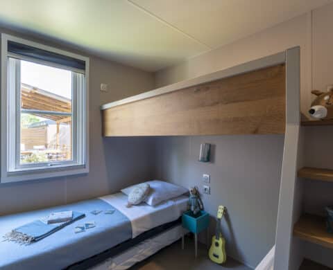 Chambre enfant avec lit simple et jouets.
