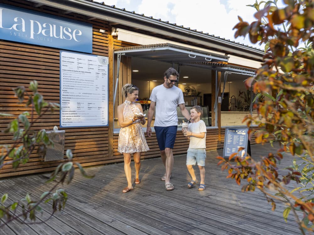 Familie mit Eis vor der Snackbar