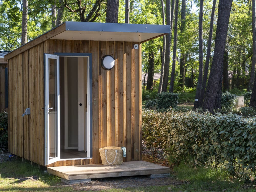 Cabaña de madera en un bosque verde